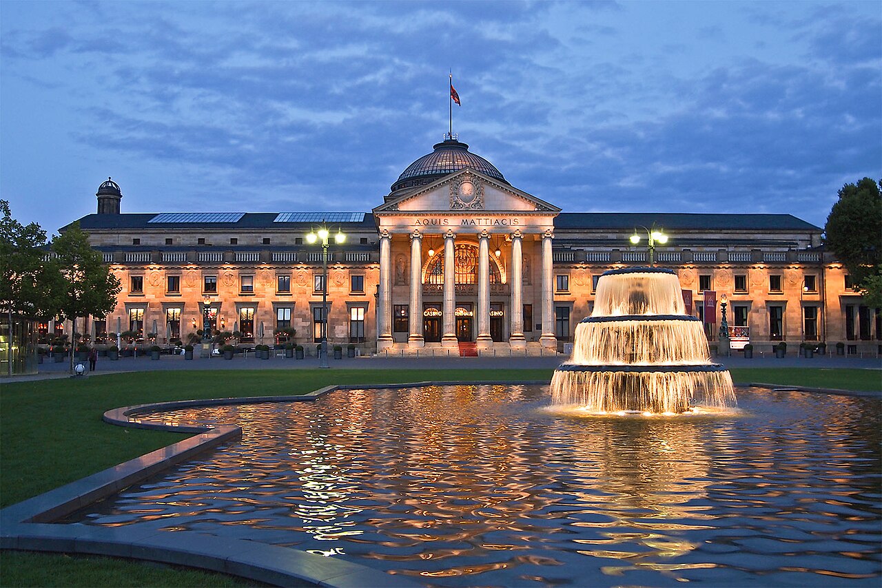 Kurhaus Wiesbaden zur blauen Stunde